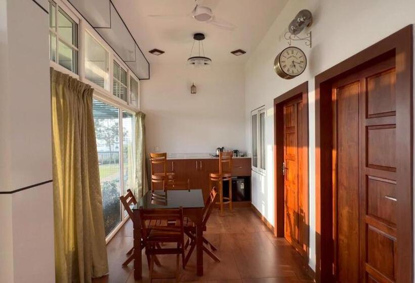 בית מלון כפרי Cloudy Court Resort