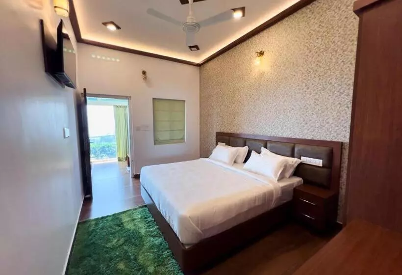 Hotelli Cloudy Court Resort