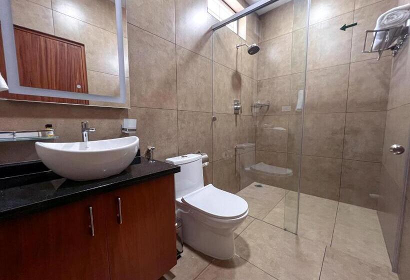 בית מלון כפרי Cloudy Court Resort