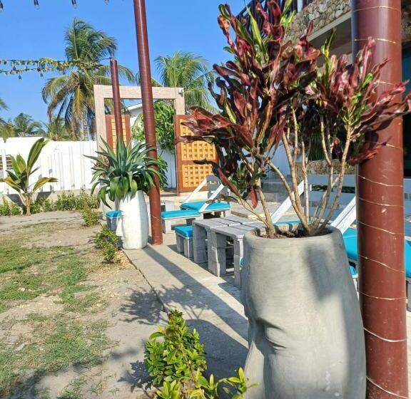 Hotel Moñitos Beach