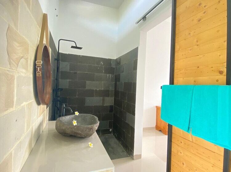 Отель Zavana Rooms