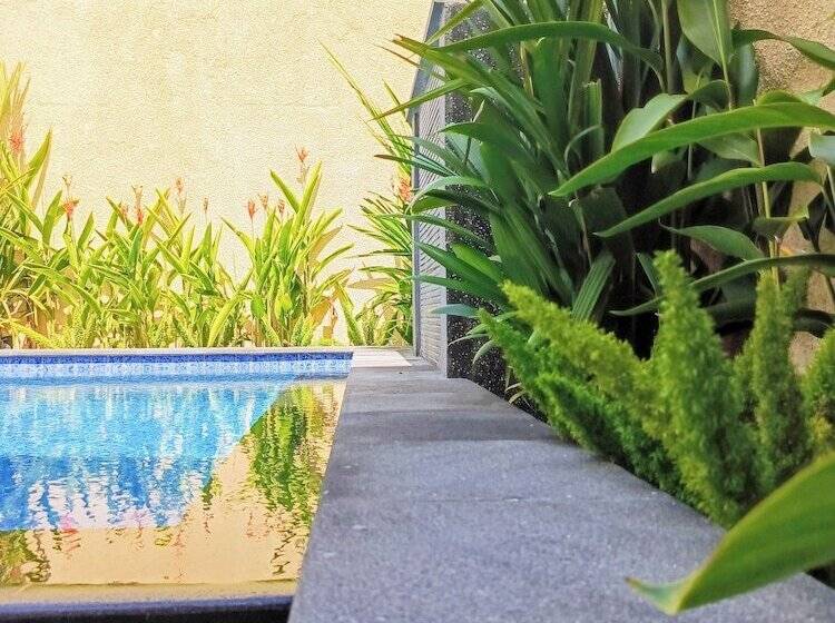 Отель Zavana Rooms