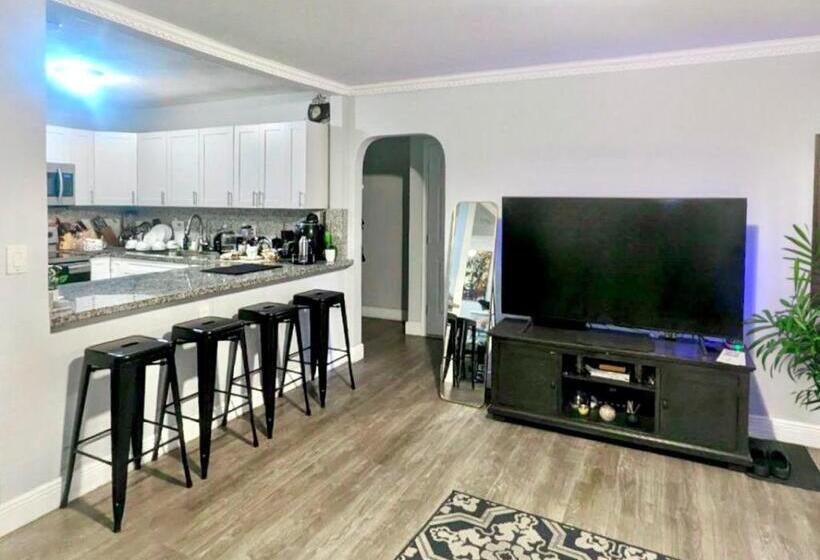 Hostel Luxury Inn In The Heart Of Miami