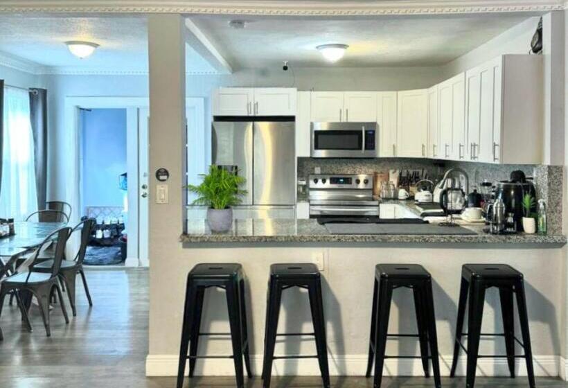 Hostel Luxury Inn In The Heart Of Miami