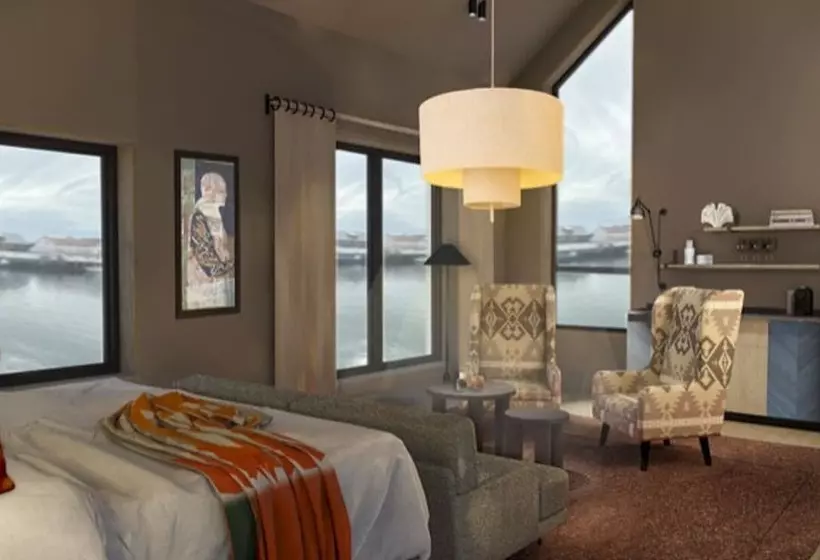 Henningsvær Bryggehotell   By Classic Norway Hotels
