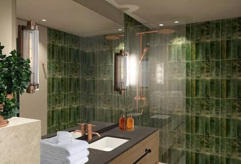 Henningsvær Bryggehotell   By Classic Norway Hotels