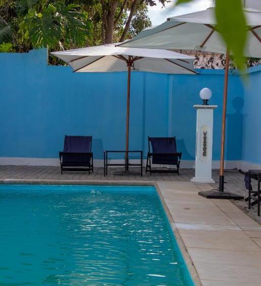 هتل Hôtel Les 12 Collines, Ivato Aéroport