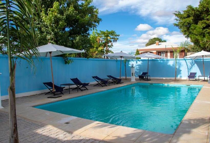 هتل Hôtel Les 12 Collines, Ivato Aéroport