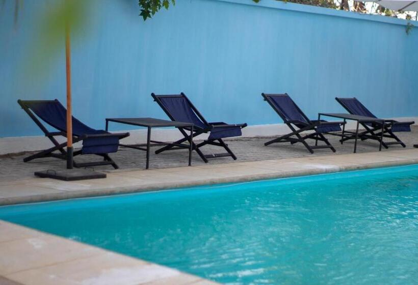 هتل Hôtel Les 12 Collines, Ivato Aéroport