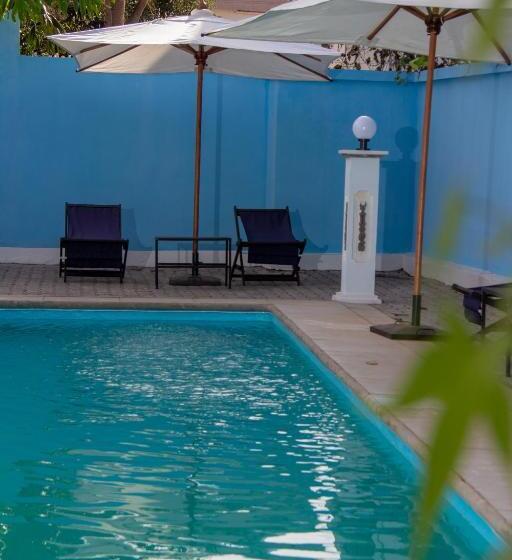 هتل Hôtel Les 12 Collines, Ivato Aéroport