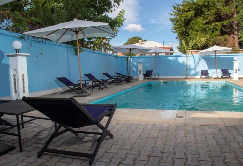 هتل Hôtel Les 12 Collines, Ivato Aéroport