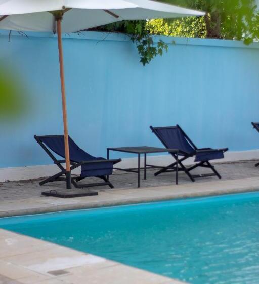 هتل Hôtel Les 12 Collines, Ivato Aéroport