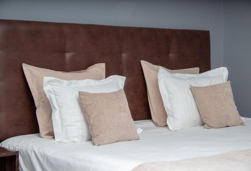 هتل Hôtel Les 12 Collines, Ivato Aéroport