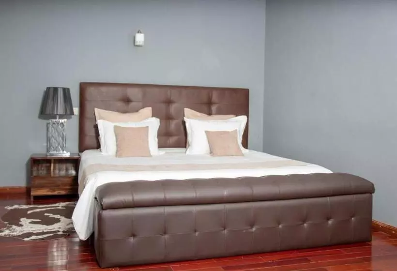 هتل Hôtel Les 12 Collines, Ivato Aéroport