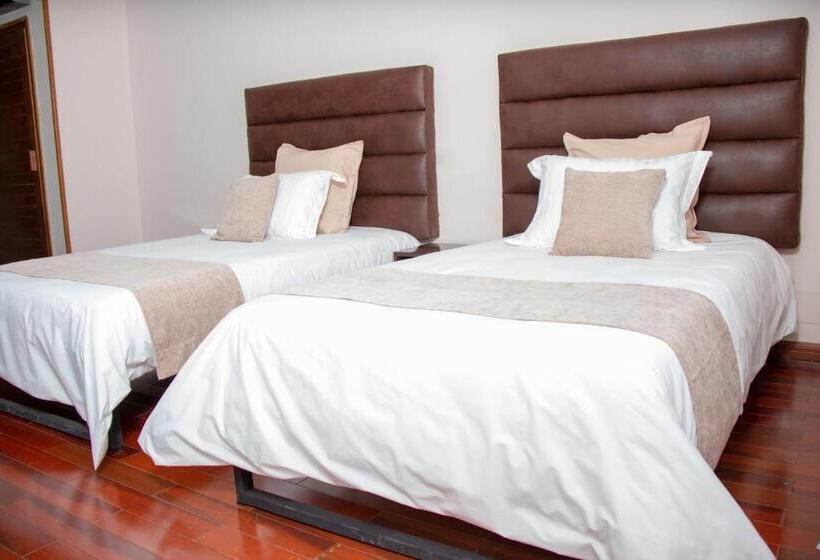 هتل Hôtel Les 12 Collines, Ivato Aéroport