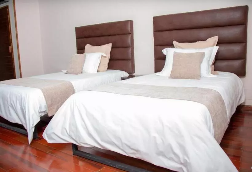 هتل Hôtel Les 12 Collines, Ivato Aéroport