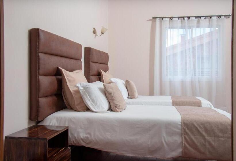 هتل Hôtel Les 12 Collines, Ivato Aéroport