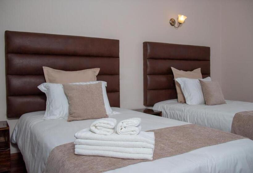 هتل Hôtel Les 12 Collines, Ivato Aéroport