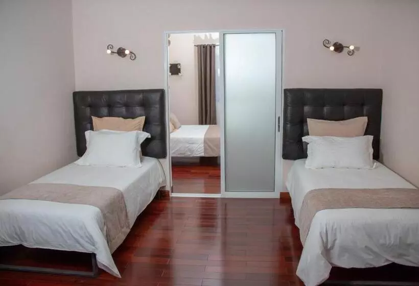 هتل Hôtel Les 12 Collines, Ivato Aéroport