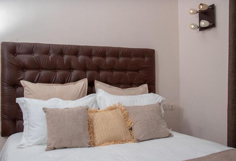 هتل Hôtel Les 12 Collines, Ivato Aéroport