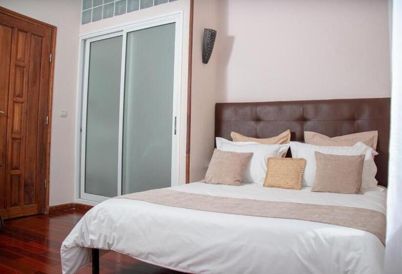 هتل Hôtel Les 12 Collines, Ivato Aéroport