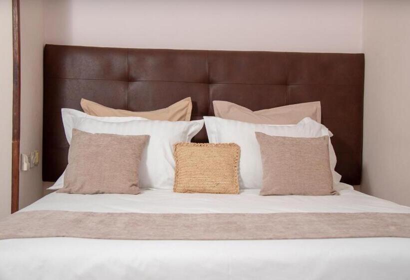 هتل Hôtel Les 12 Collines, Ivato Aéroport