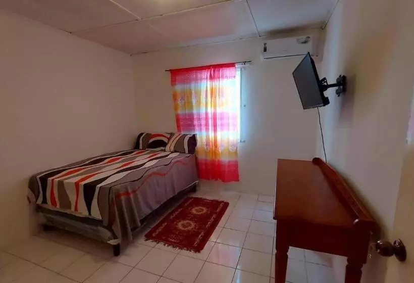 پانسیون Holiday Rooms In St Thomas Jamaica