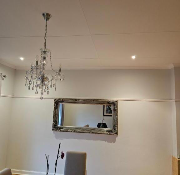 פנסיון 13 On Fifth