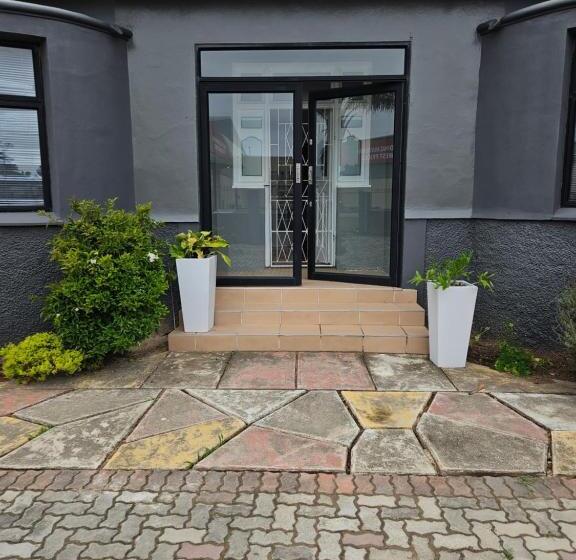 פנסיון 13 On Fifth