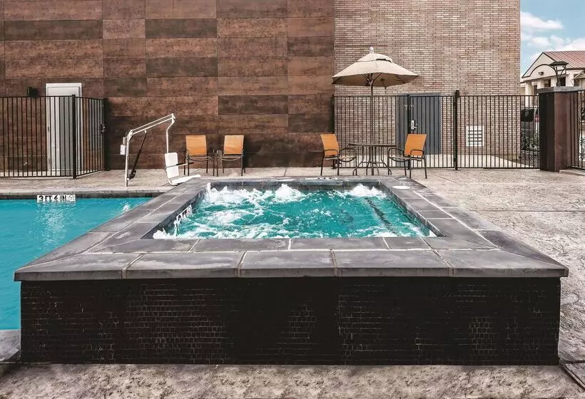 Hotelli La Quinta By Wyndham Dallas Grand Prairie North