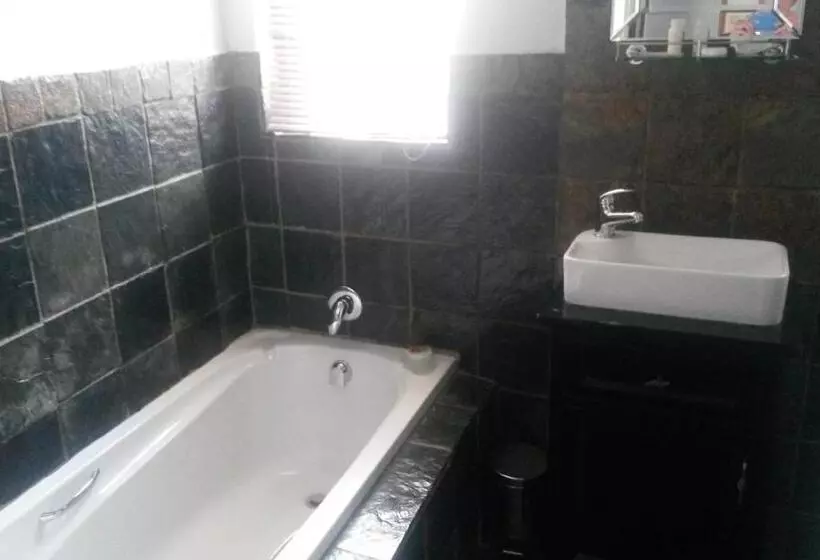 Aamiaismajoitus (B&B) Hiflyerz Guest House