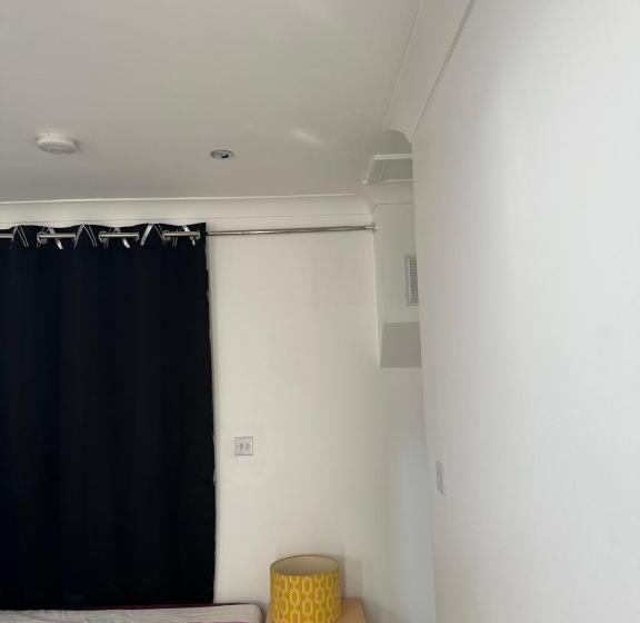 펜션 Luxury Ensuite Studio In Crayford Dartford Bexley London With Full Kitchen And Side Garden Alleyway