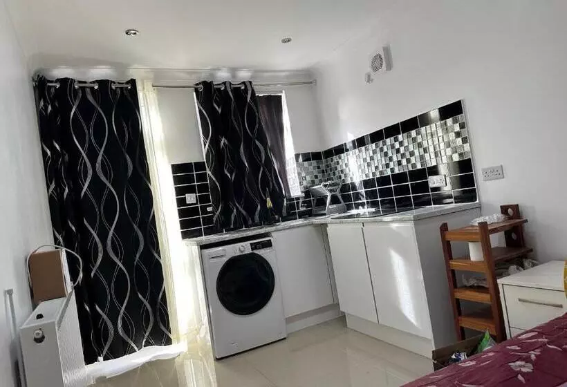 ペンション Luxury Ensuite Studio In Crayford Dartford Bexley London With Full Kitchen And Side Garden Alleyway