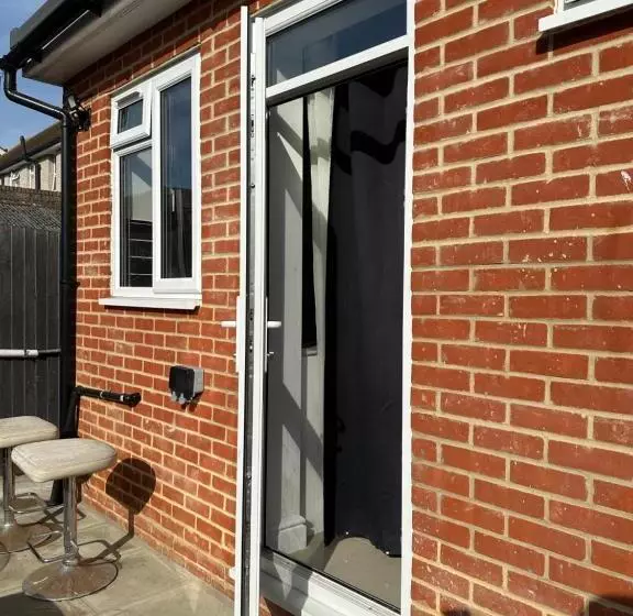 ペンション Luxury Ensuite Studio In Crayford Dartford Bexley London With Full Kitchen And Side Garden Alleyway