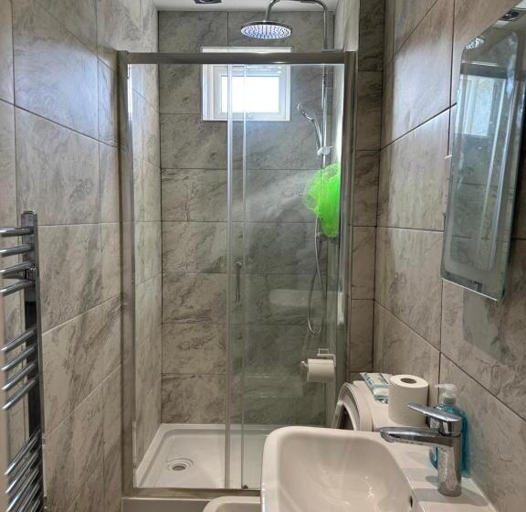 펜션 Luxury Ensuite Studio In Crayford Dartford Bexley London With Full Kitchen And Side Garden Alleyway