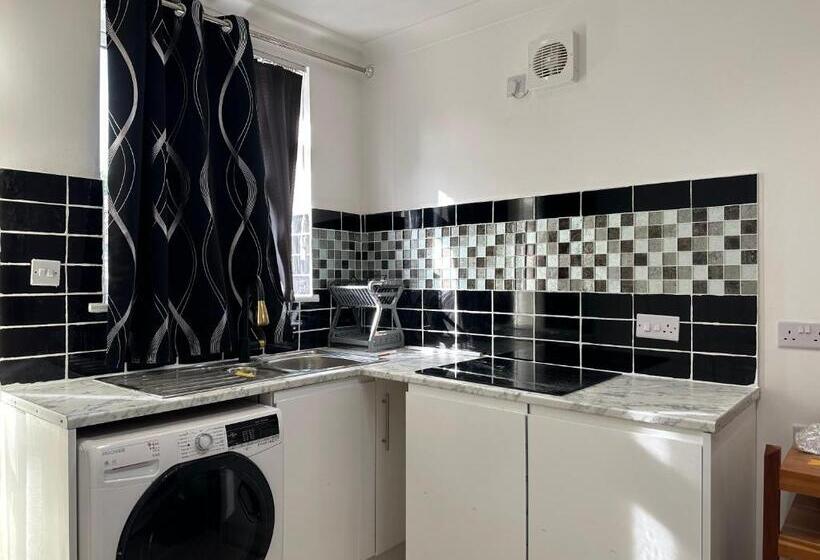 펜션 Luxury Ensuite Studio In Crayford Dartford Bexley London With Full Kitchen And Side Garden Alleyway