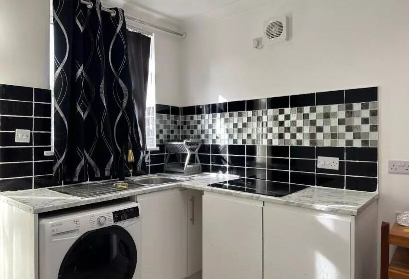 ペンション Luxury Ensuite Studio In Crayford Dartford Bexley London With Full Kitchen And Side Garden Alleyway