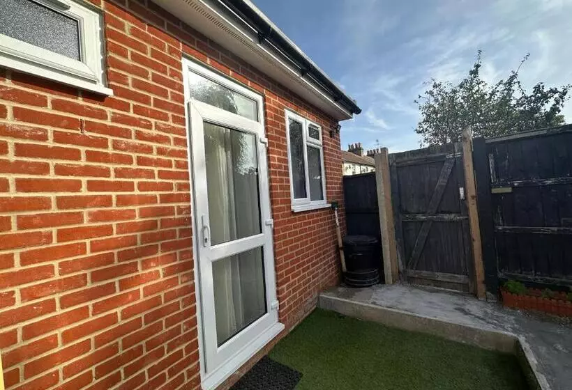 ペンション Luxury Ensuite Studio In Crayford Dartford Bexley London With Full Kitchen And Side Garden Alleyway