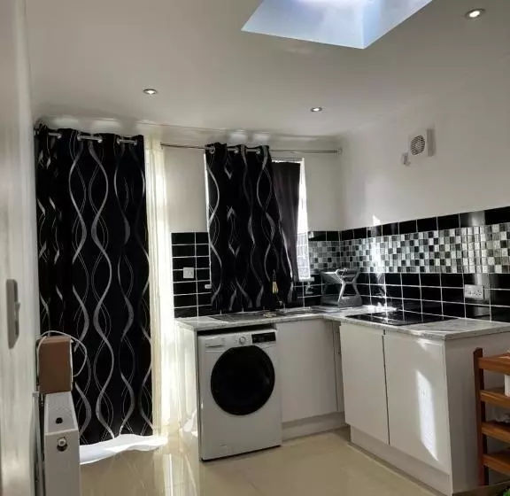 ペンション Luxury Ensuite Studio In Crayford Dartford Bexley London With Full Kitchen And Side Garden Alleyway