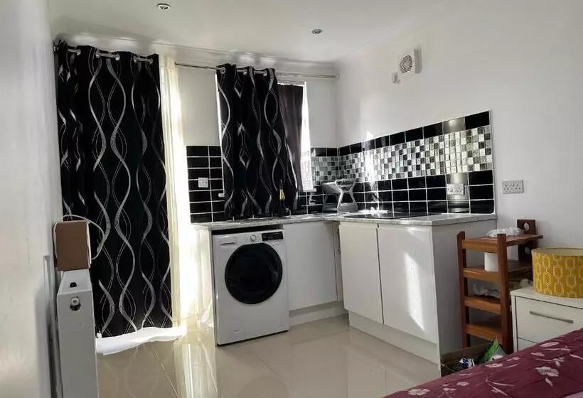 ペンション Luxury Ensuite Studio In Crayford Dartford Bexley London With Full Kitchen And Side Garden Alleyway