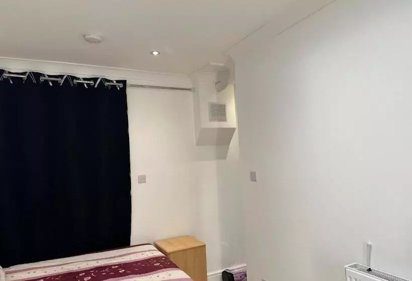 ペンション Luxury Ensuite Studio In Crayford Dartford Bexley London With Full Kitchen And Side Garden Alleyway