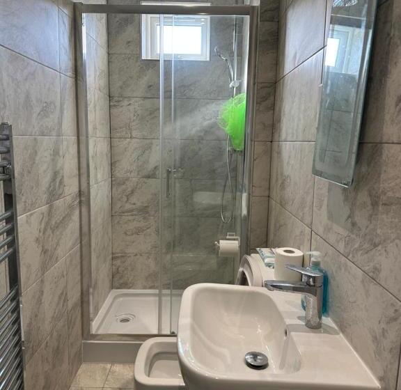 펜션 Luxury Ensuite Studio In Crayford Dartford Bexley London With Full Kitchen And Side Garden Alleyway
