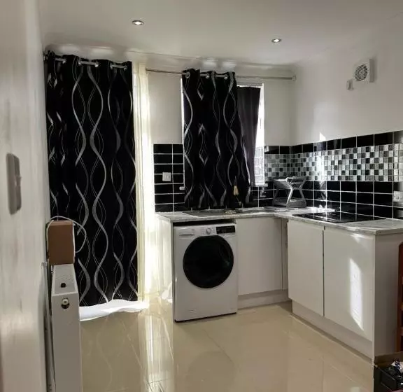 ペンション Luxury Ensuite Studio In Crayford Dartford Bexley London With Full Kitchen And Side Garden Alleyway