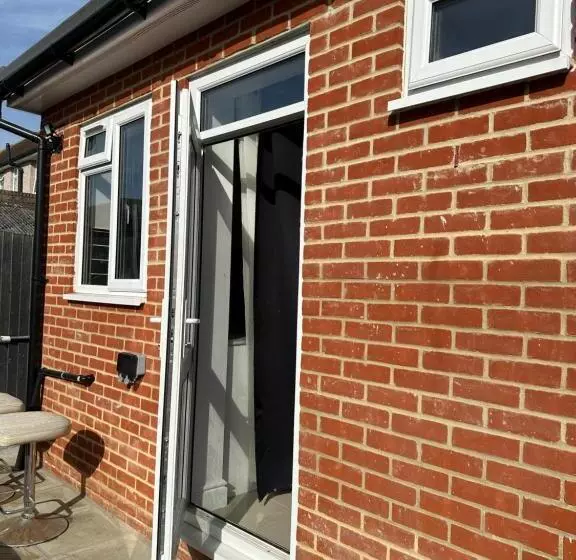 ペンション Luxury Ensuite Studio In Crayford Dartford Bexley London With Full Kitchen And Side Garden Alleyway