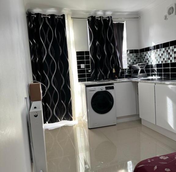 펜션 Luxury Ensuite Studio In Crayford Dartford Bexley London With Full Kitchen And Side Garden Alleyway