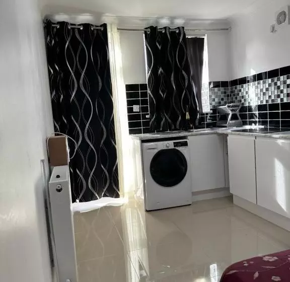 ペンション Luxury Ensuite Studio In Crayford Dartford Bexley London With Full Kitchen And Side Garden Alleyway