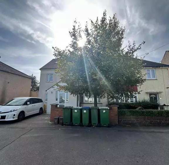 ペンション Luxury Ensuite Studio In Crayford Dartford Bexley London With Full Kitchen And Side Garden Alleyway