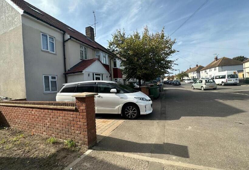 펜션 Luxury Ensuite Studio In Crayford Dartford Bexley London With Full Kitchen And Side Garden Alleyway