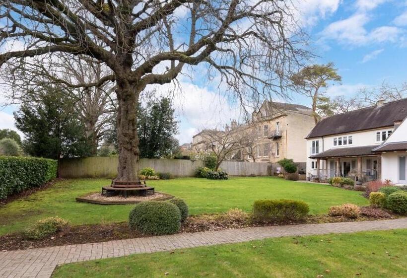 פנסיון Near Major Attractions | Comfortable | Tv