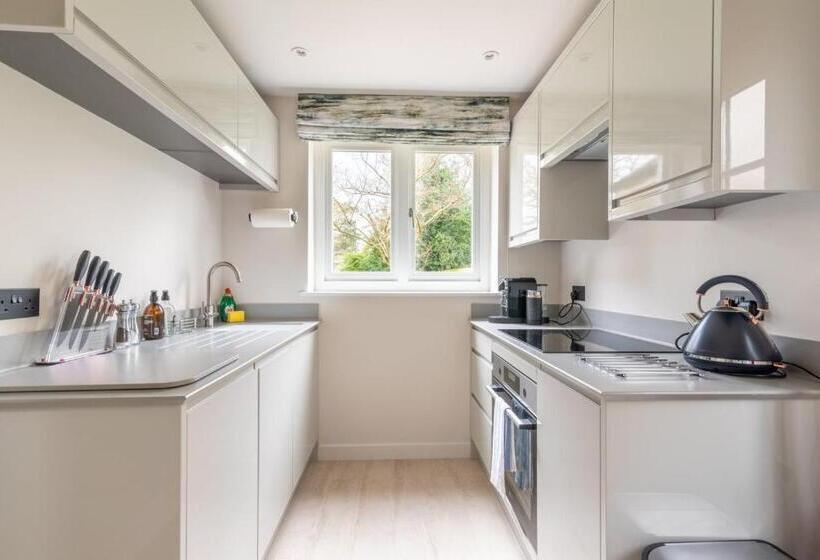 פנסיון Near Major Attractions | Comfortable | Tv